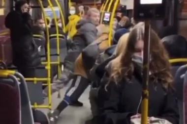 (UZNEMIRUJUĆI VIDEO) BRUTALNA TUČA NA LINIJI 26: Pretukao dečka i izbacio ga iz autobusa - slučajno ga zakačio ramenom?