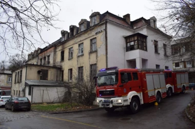 PRVE FOTOGRAFIJE POŽARA KOD INFEKTIVNE: Telo jedne osobe pronađeno ugljenisano, stanari zgrade evakuisani (FOTO, VIDEO)