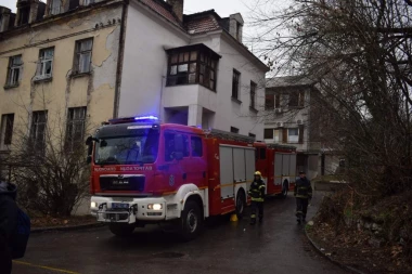 POŽAR NA ORTOPEDIJI: Vatrogasci se bore s vatrom na Banjici