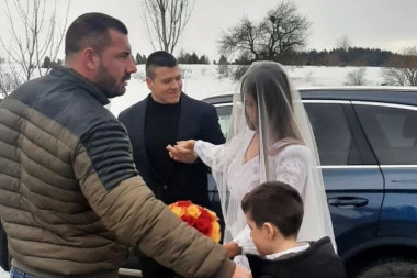 POČINJE CRKVENO VENČANJE SLOBE I JELENE U MANASTIRU DUBNICA: Svi svatovi su ushićeni pristigli, MLADA ZABLISTALA U BELOJ VENČANICI! (VIDEO)