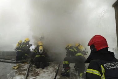 GORI RESTORAN NA NOVOM BEOGRADU! Vatrogasci na terenu u Jurija Gagarina