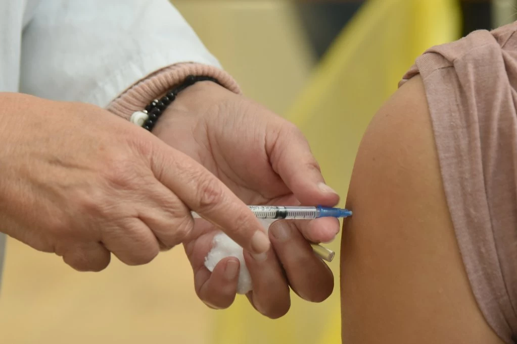 ŠOKANTNO: Antivakseri napadaju obaveznu vakcinaciju i dovode u opasnost živote dece!