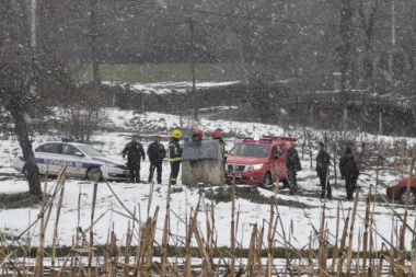 JEZIVA TRGEDIJA KOD ČAČKA: Žena upala u bunar, vatrogasci pokušavaju da izvuku telo!