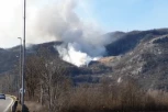 NIKŠIĆANI SE GUŠE U SMRADU: Od jutros gori deponija, a ne sme da se gasi! (FOTO)