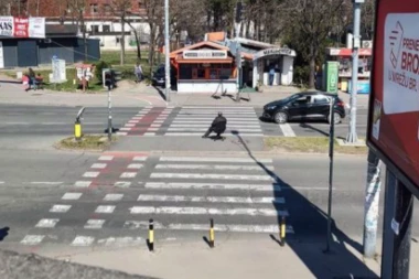 Uzeo STOLICU i zaseo dok se ne upali ZELENO! O ovom snimku BRUJI BEOGRAD! Hit! (VIDEO)