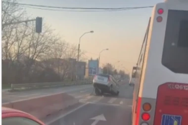 NESVAKIDAŠNJI UDES NA ZRENJANINSKOM PUTU: Automobil VISI sa BETONSKE BANKINE! (VIDEO)