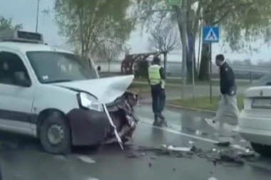 TEŽAK UDES U NOVOM SADU: Delovi vozila razbacani po putu! (VIDEO)