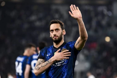 PENAL REŠIO DERBI ITALIJE: Čalhanoglu SA KREČA srušio Vlahovićev Juventus! (VIDEO)