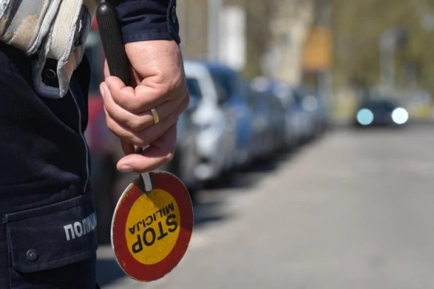 TROJICA ALKOHOLISANIH MANIJAKA DIVLJALI NOVIM PAZAROM, JEDAN VOZI SUPROTNOM TRAKOM! Isključeni iz saobraćaja - evo koliko su "naduvali" promila!