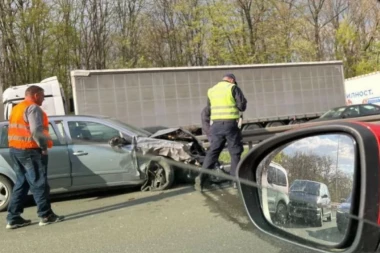 LANČANI SUDAR NA AUTO-PUTU! Velika gužva kod Zemuna! (FOTO)