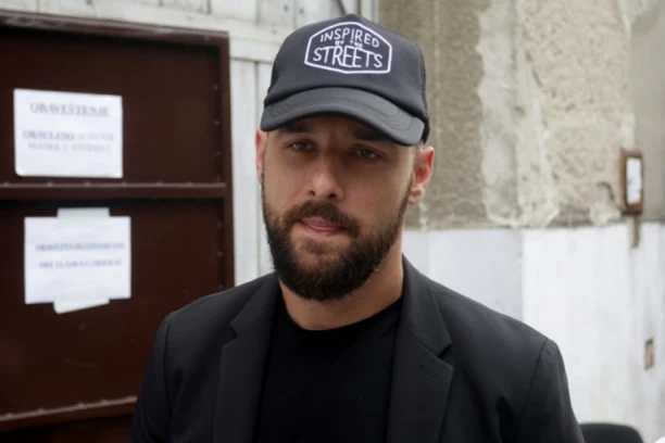 PEVAČ IZNENADA SPAKOVAO KOFERE, PA NAPUSTIO SRBIJU: Napokon prekinuo tišinu i obelodanio kompletnu istinu!