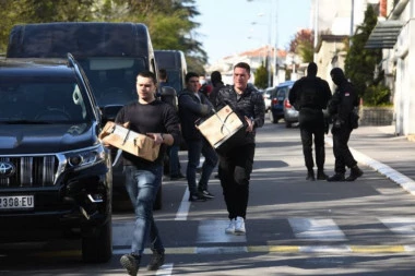 ZAPLENA STVARI IZ ŠARIĆEVE VILE! Forenzičari iznose računare, šta se krije?