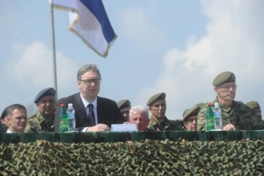 OBRAĆANJE PREDSEDNIKA VUČIĆA POSLE PRIKAZA U BATAJNICI: Srbija će sačuvati svoje nebo, NASTAVIĆEMO DA SNAŽIMO NAŠU VOJSKU (FOTO,VIDEO)