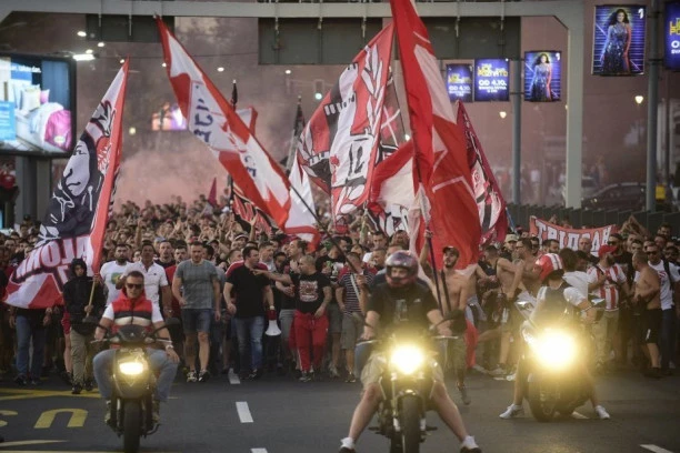 ISTE BOJE, ISTA KRV: Navijači Olimpijakosa ovako su potvrdili ljubav prema Zvezdi