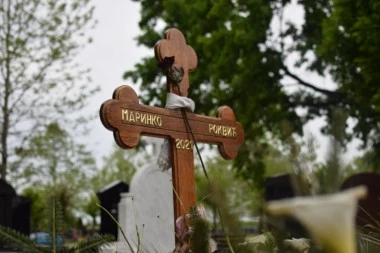 DANAS SE NAVRŠAVA POLA GODINE OD SMRTI MARINKA ROKVIĆA: Porodice još uvek nema, ovo su DETALJI NA GROBU (FOTO)