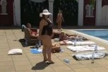 MILJANA KULIĆ U NOVOM KUPAĆEM PARADIRALA PORED BAZENA: Svi šokirani njenim SAMOPOUZDANJEM, zadrugari je HVALILI NA SVA USTA! (VIDEO)