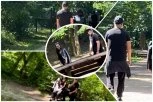 Da li je ovo NOVA IZABRANICA Saleta Tropika?! Poznati pevač uhvaćen sa MISTERIOZNOM devojkom u ŠUMI! (PAPARACO FOTO, VIDEO)