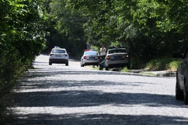 MALOLETNIK UKRAO AUTOMOBIL OD OCA I UDARIO DETE (13): Pobegao sa lica mesta, hteo da zavara trag