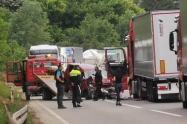 LANČANI SUDAR KOD ČAČKA! Šleper udario u automobil, pa na njih naišao još jedan šleper! (FOTO)