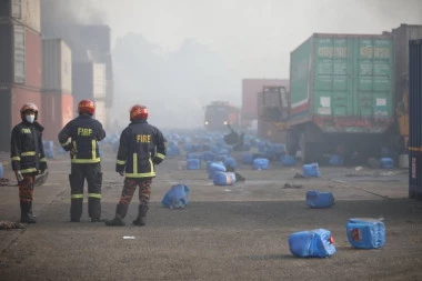 STRAŠNA TRAGEDIJA U BANGLADEŠU: 49 mrtvih i stotine povređenih u požaru skladišta u luci (FOTO)