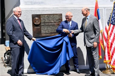 Vesić i Hil otkrili spomen-ploču američkom diplomati Džordžu F. Kenanu! Evo i ko je bio ovaj veliki čovek! Sin mu i posle 59 godina priča srpski! (FOTO)