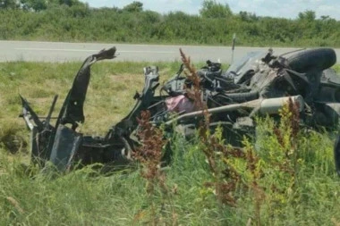 TEŠKA SAOBRAĆAJNA NESREĆA: U sudaru dva automobila POGINUO muškarac, tri osobe povređene