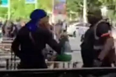 Nije znao na koga je naleteo: Muškarac URLAO na obezbeđenje, a onda ga je bokserski šampion NOKAUTIRAO jednim udarcem! (VIDEO)