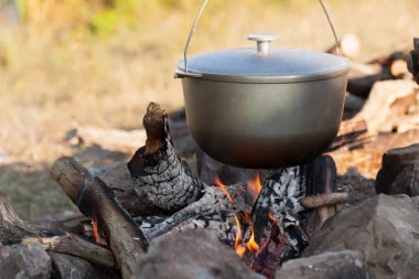 Recept za SAVRŠEN KOTLIĆ: Jelo koje se samo sprema, a svi ga jedu