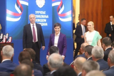 Milica Đurđić nikad lepša! Partnerka Ane Brnabić zasenila sve na obeležavanju Vidovdana u Palati Srbije!