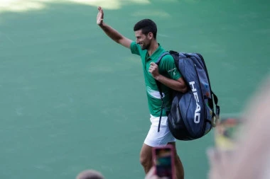 Ne skida osmeh sa lica: Nole u društvu dve žene na koncertu u Crnoj Gori! (FOTO)