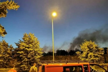 GORI BEŽANIJSKO GROBLJE: Crni dim obojio nebo (FOTO)