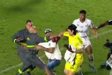 HAOS U BRAZILU: Huligan upao na teren i napao golmana rivala (VIDEO)