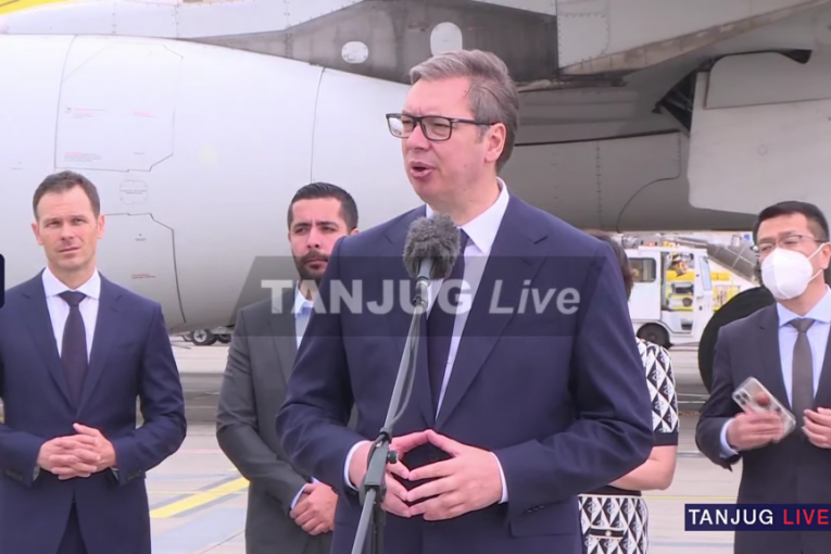 PREDSEDNIK VUČIĆ DOČEKAO AVION IZ PEKINGA! Prvi let Hainan erlajnsa sleteo na aerodrom "Nikola Tesla"! (VIDEO)