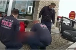 POTRESNO I NEVEROVATNO! Dečak (4) uperio pištolj u policiju dok otac urliče i viče "PUCAJ"! (UZNEMIRUJUĆI VIDEO)