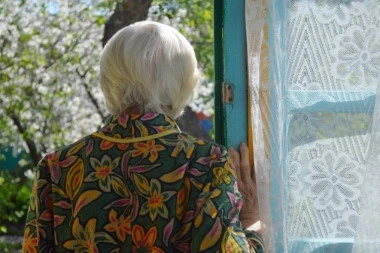 KOMŠINICA PRONAŠLA TELO IZA FOTELJE! Baba Ćojka klela, pa ubijena: Stanari pobegli iz kuće zbog prokletstva u Srpskoj Crnji