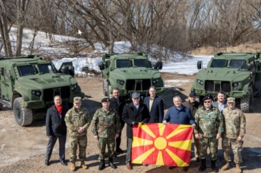 MAKEDONIJA AMERIKANIZUJE PEŠADIJU! Šest lakih borbenih vozila Oškoš JLTV iskrcalo se u Solunskoj luci!