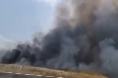 VELIKI POŽAR NA AUTO-PUTU! Zapalila se prikolica kamiona, vatrogasci urgirali!