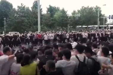 PROTESTI TRESU KINU! Narod izašao na ulice, svetska ekonomska supersila TENKOVIMA BRANI BANKE! (VIDEO)