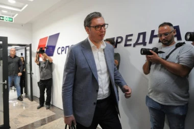 VUČIĆ STIGAO U CENTRALU STRANKE: Uskoro počinje sednica SNS