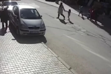 DEVOJČICI IZ TUTINA SE BORE ZA ŽIVOT! Nastradala na rođendan, vozač nije mogao da je vidi od parkiranog automobila! (UZNEMIRUJUĆI SNIMAK)