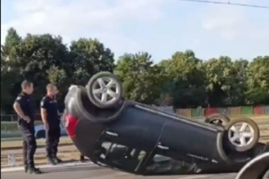 STRAVIČNA NESREĆA NA NOVOM BEOGRADU! Automobil se prevrnuo na KROV! (VIDEO)