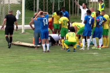 HOROR NASRED TERENA: Stravičan sudar fudbalera i golmana, Holanđanin završio u KOMI! Bore mu se za život! (UZNEMIRUJUĆI VIDEO)