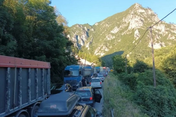 NAJNOVIJE INFORMACIJE AMSS: Automobili na Preševu na izlazu iz Srbije čekaju tri sata, na Gradini sat vremena