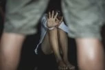 KOSA IM SE DIGLA NA GLAVI KAD SU VRATILI OBRISANE PORUKE: Otkriveni detalji silovanja devojčice (12), učestvovali i tinejdžeri iz Srbije!