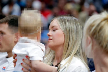 JOKIĆ IMAO NAJSLAĐU PODRŠKU SA TRIBINA: Ognjena bodrila tatu, dok je rušio Grke! (VIDEO)