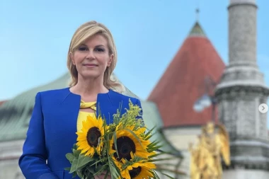 ODEVNOM KOMBINACIJOM POSLALA POLITIČKU PORUKU: Kolinda u centru pažnje (FOTO)