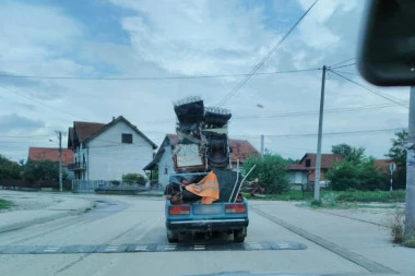 KAKO JE SVE OVO USPELO DA STANE? Neverovatan prizor na čačanskim ulicama: Natovarena lada, čovek kao da se seli!