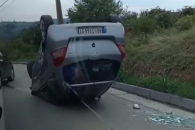 AUTOMOBIL ZAVRŠIO NA KROVU, DELOVI SVUDA PO PUTU! Težak udes u Zaklopači! (VIDEO)