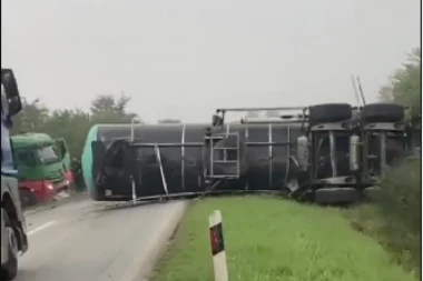 VOZAČ HITNO PREVEZEN U BOLNICU: Prevrnula se cisterna na putu Beograd-Zrenjanin (VIDEO)