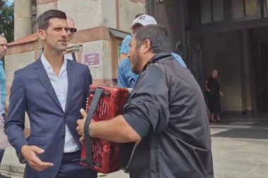 Novak pao u TRANS na reči pesme Hanke Paldum! Đoković uglas pevao sa HARMONIKAŠEM! (VIDEO)